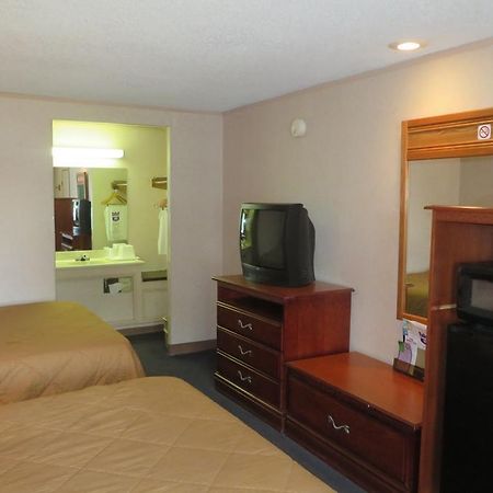 Knights Inn Canton Room photo